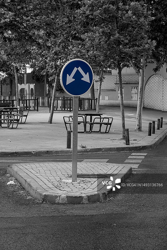 双向交通标志图片素材