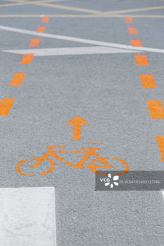 沥青城市道路上的橙色自行车标志图片素材