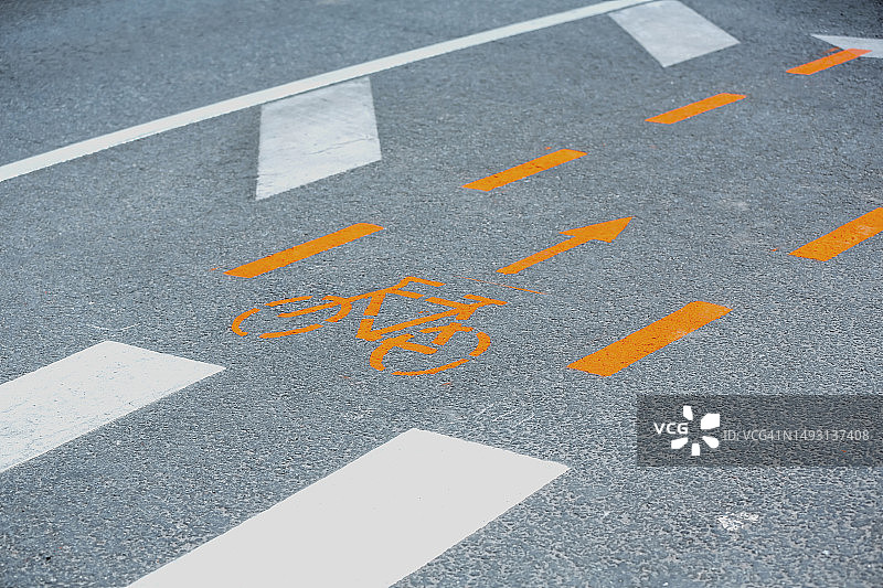 沥青城市道路上的橙色自行车标志图片素材