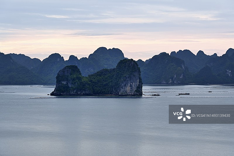 下龙湾的晨曦图片素材