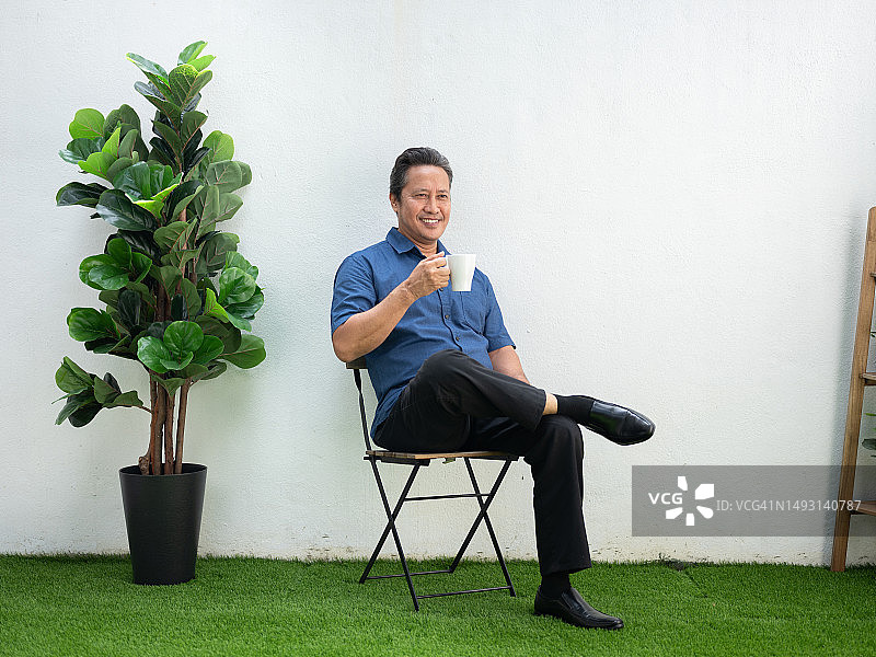 老年人坐在椅子上图片素材