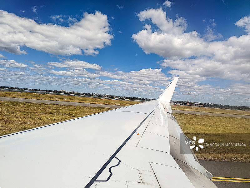 飞机机翼，起飞，蓝色天空云彩图片素材