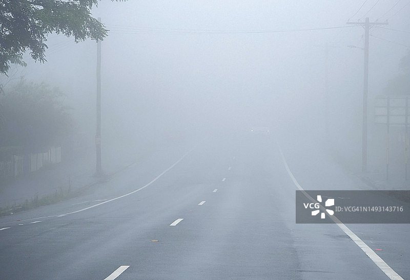 道路上的浓雾，低能见度图片素材