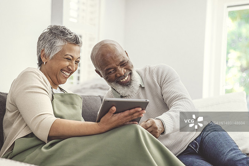 快乐的老年夫妇一起放松图片素材