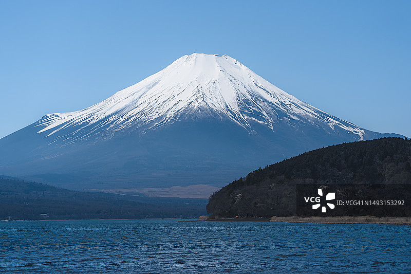 日本山梨县山中湖的雪景富士山图片素材