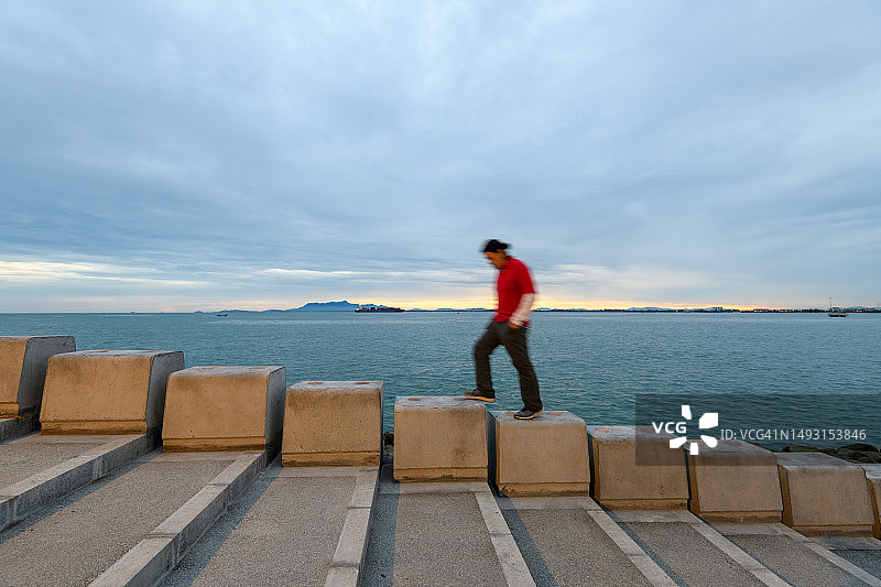 在楼梯上行走，带有动态模糊效果的男人图片素材