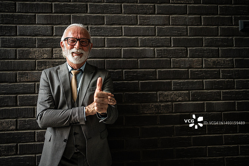 一位以其永恒优雅吸引眼球的成熟商人图片素材