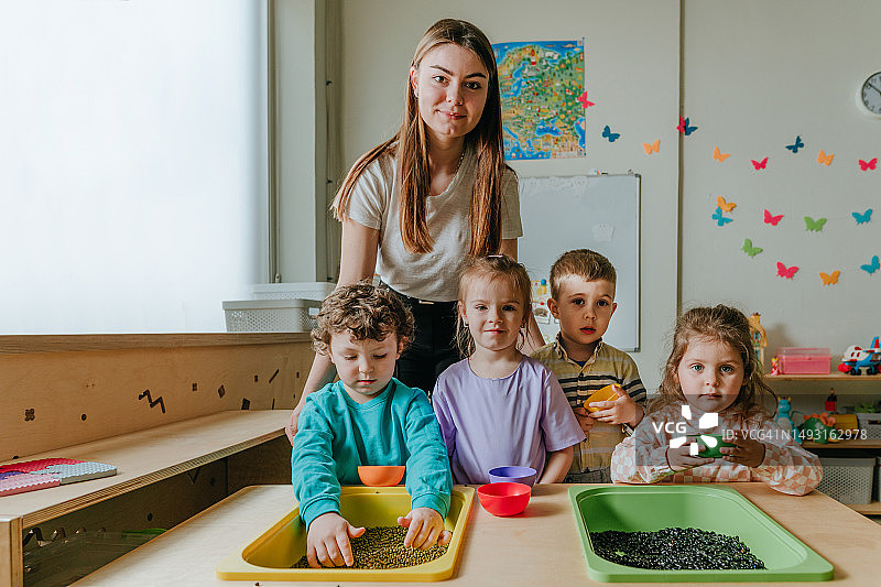 幼儿园里玩耍的儿童图片素材