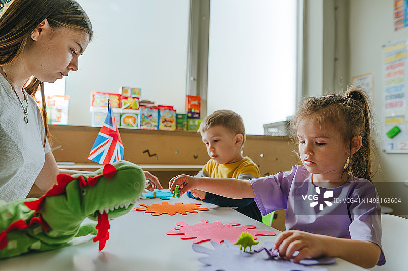 幼儿园老师教孩子们学习颜色图片素材