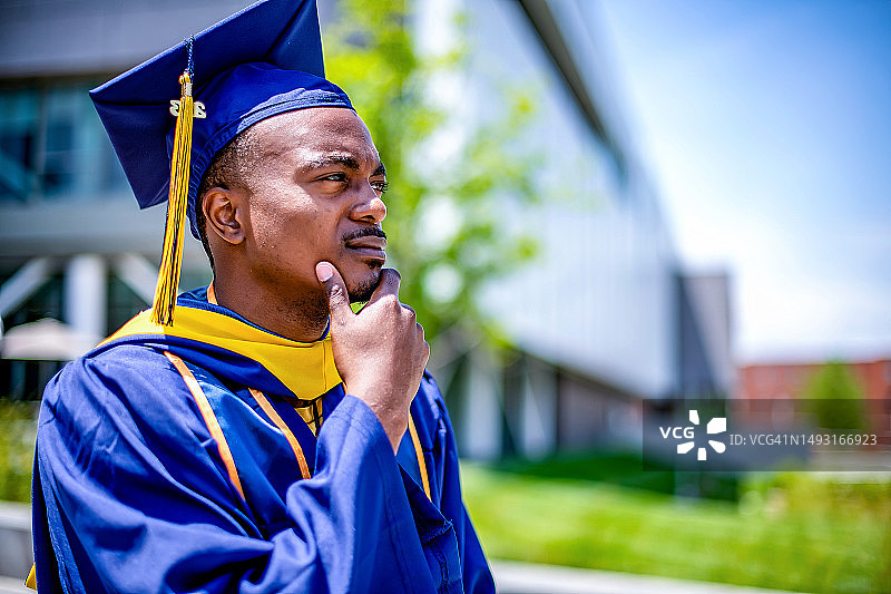 沉思的大学毕业生图片素材