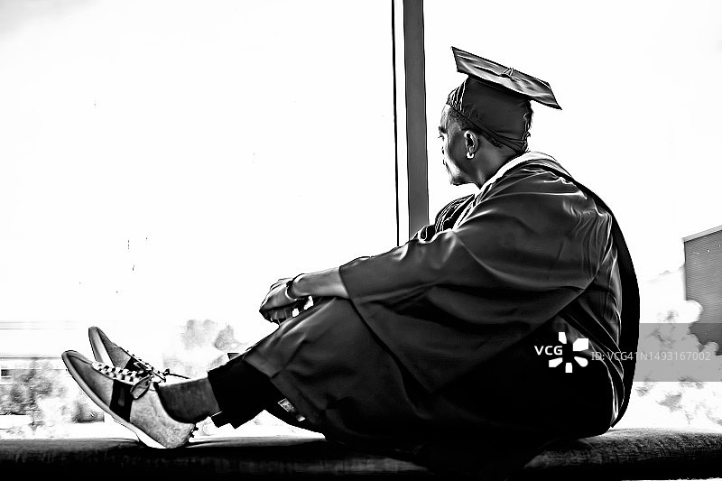 毕业大学生眺望窗外图片素材