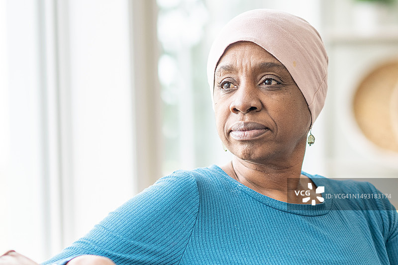 与癌症作斗争的非洲妇女图片素材