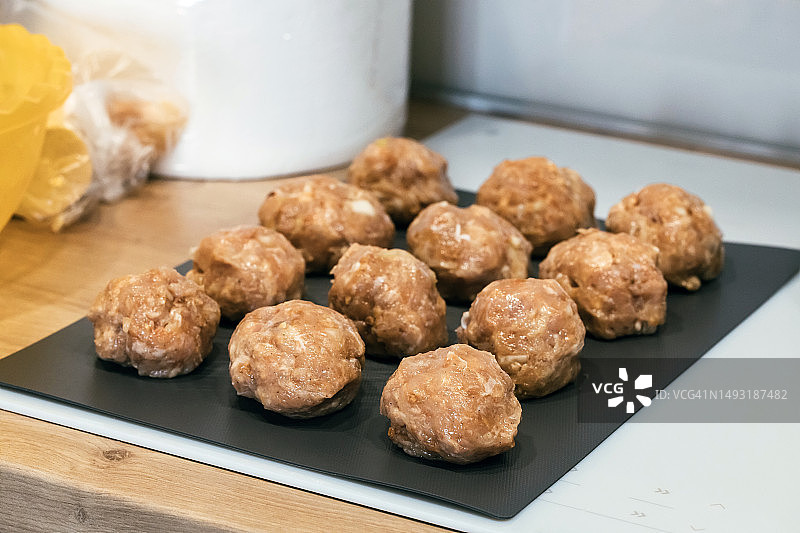 砧板上的新鲜鸡肉片图片素材