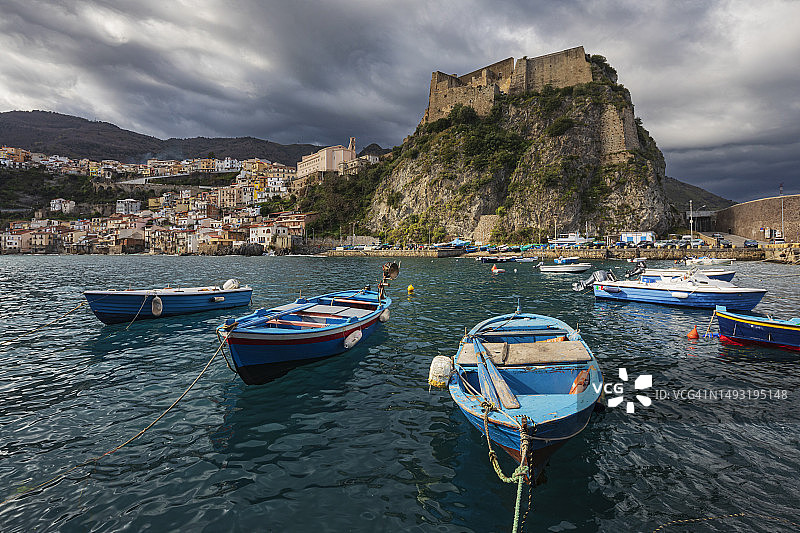 从港口眺望希拉鲁夫城堡图片素材