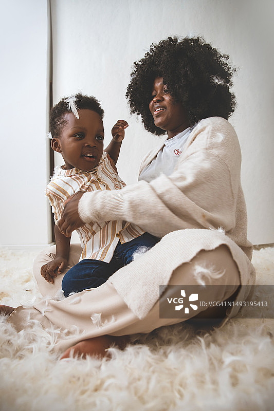 枕头大战后的快乐场景图片素材