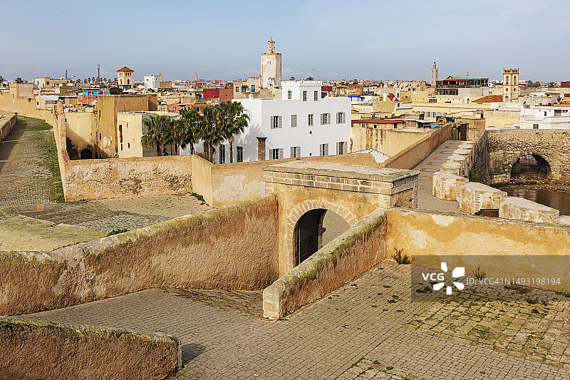 从防御工事上看到的旧城景色图片素材