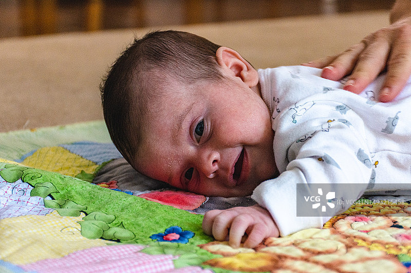 躺在地板上的女婴肖像图片素材