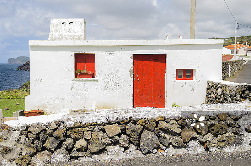 蓬塔达克鲁斯粉刷过的红色门窗小屋，葡萄牙图片素材