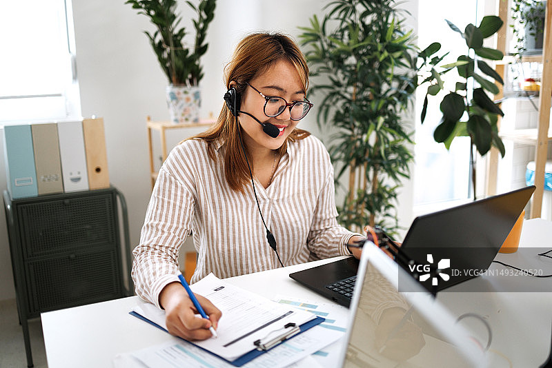 始终面带微笑提供服务图片素材