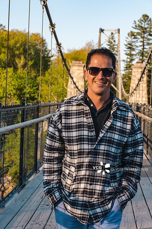 游客走在蒙莫朗西瀑布的桥上图片素材