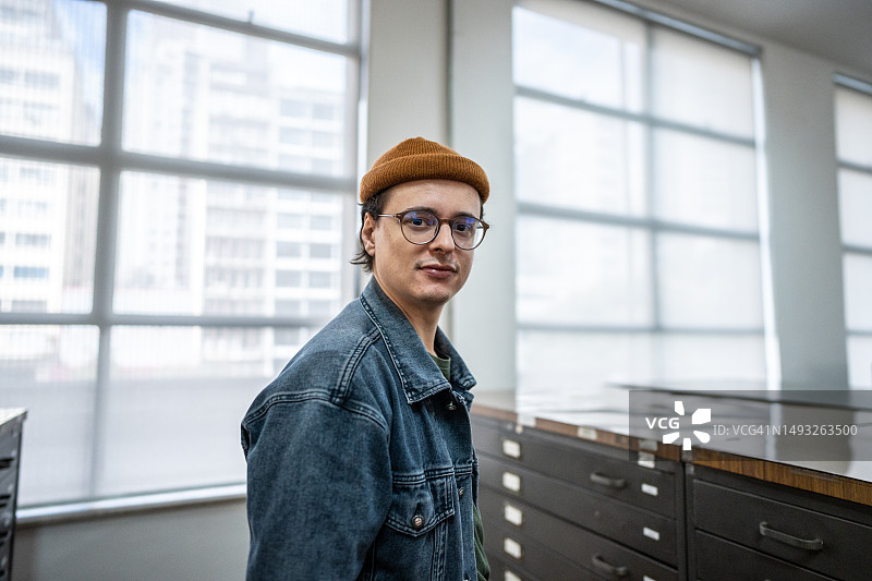 在图书馆或办公室里的中年男人肖像图片素材