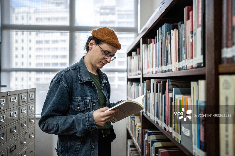 中年男人在图书馆里看书图片素材