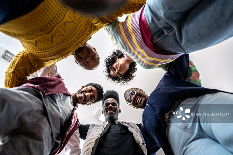 朋友们拥挤在一起图片素材