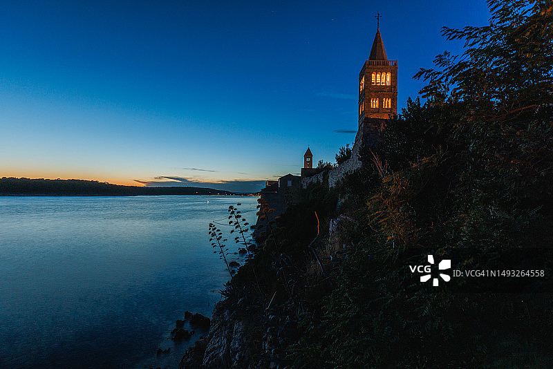 拉布岛海滨教堂夜景图片素材