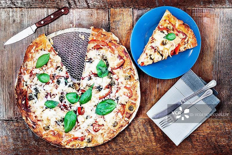 波兰的桌子上披萨的俯视图图片素材