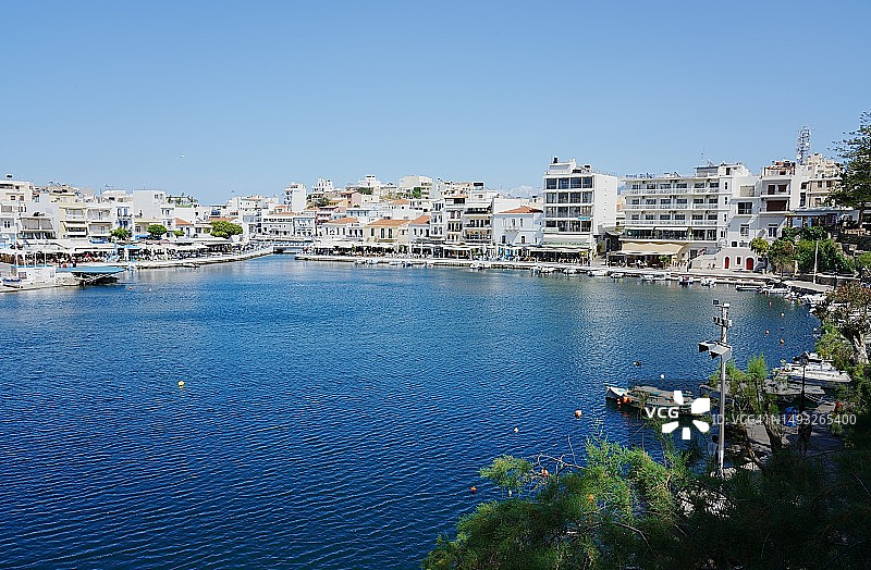 希腊克里特岛阿吉奥斯·尼古拉斯镇的沃利斯梅尼湖图片素材