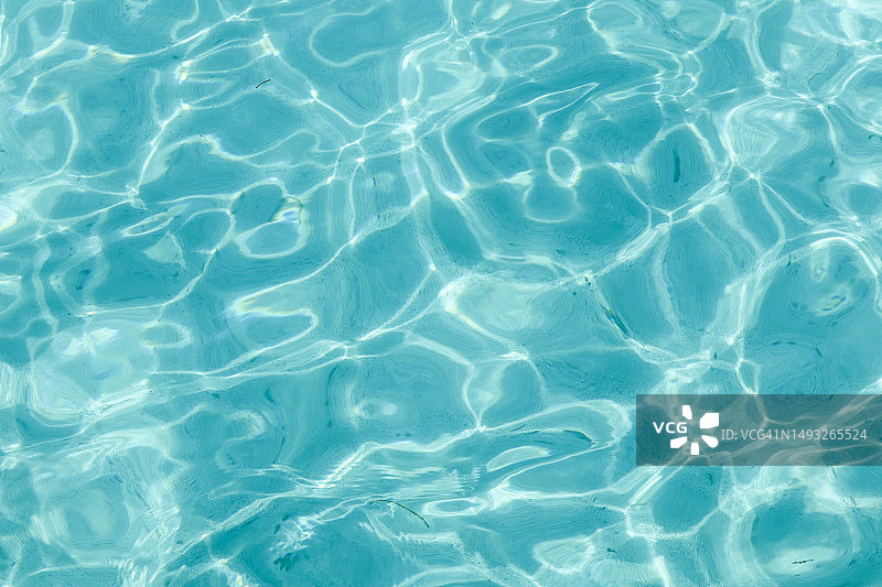 天堂般的热带岛屿附近的清澈碧绿的海洋图片素材