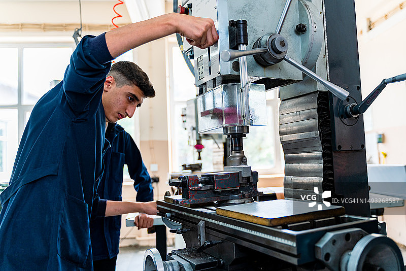 一群接受技术职业培训的年轻人图片素材