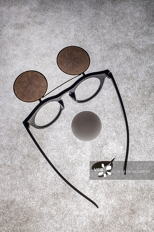 从高处拍摄的纺织品上的眼镜图片素材