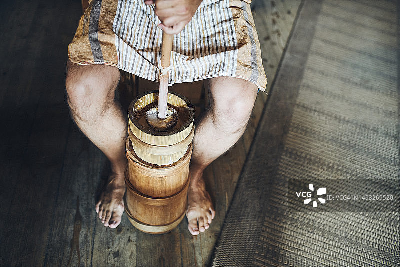 男人用旧式传统方法制作黄油，波兰图片素材