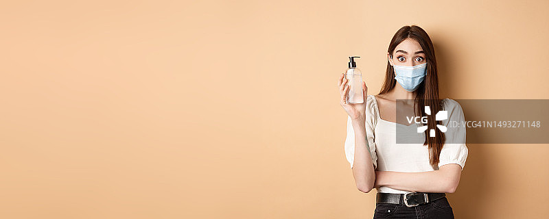 疫情与医疗保健概念：戴口罩的女孩图片素材