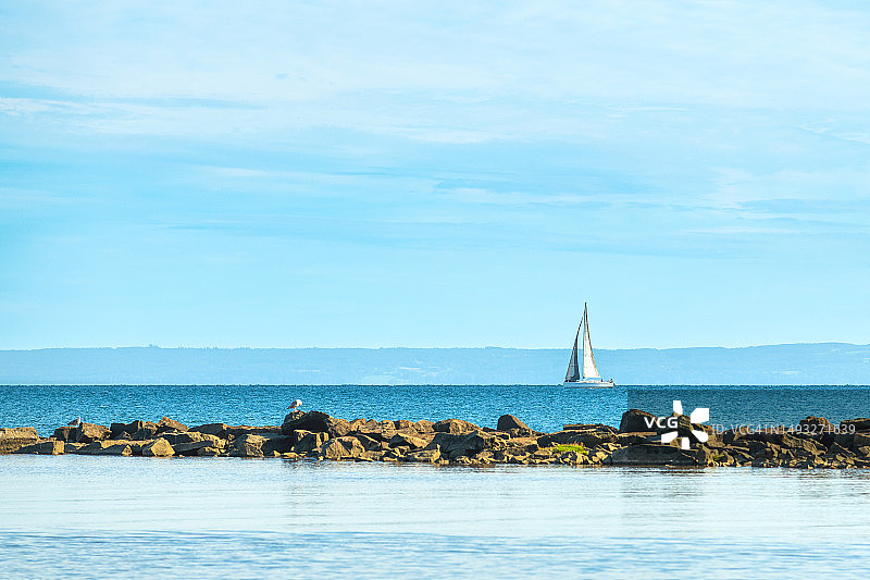 在瑞典哈尔姆斯塔德附近卡特加特海地平线上的帆船图片素材