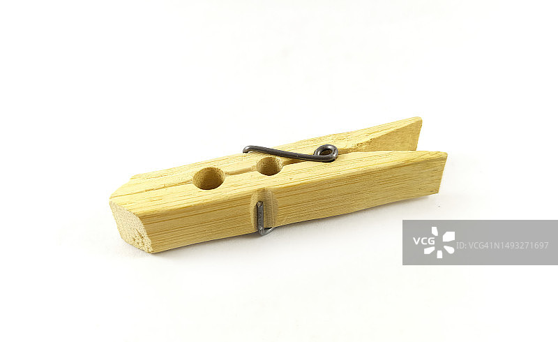 白色背景下的经典木制衣夹侧视图图片素材