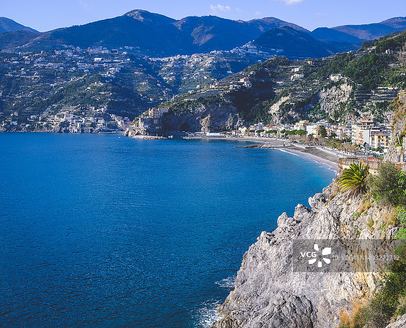 阳光明媚的一天，意大利那不勒斯阿马尔菲海岸海景全景图片素材