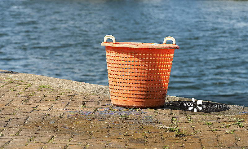码头上的橙色洗衣篮图片素材