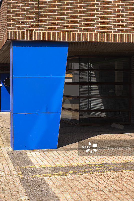 建筑物下的蓝色支撑柱图片素材