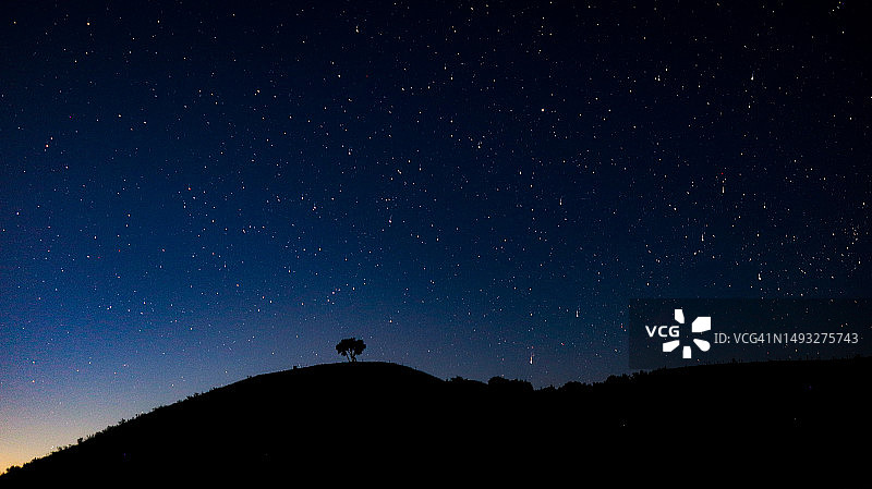 印度卡纳塔克邦夜空星空下的山脉剪影低角度景观图片素材
