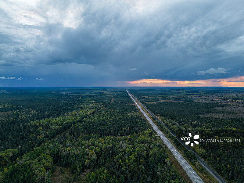 加拿大：田野公路航拍景观图片素材