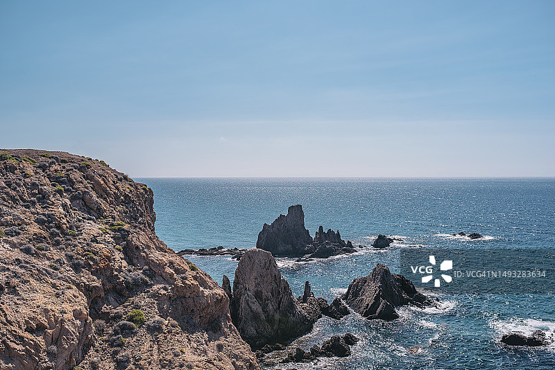 西班牙阿尔梅里亚加塔角海滩岩石景观图片素材