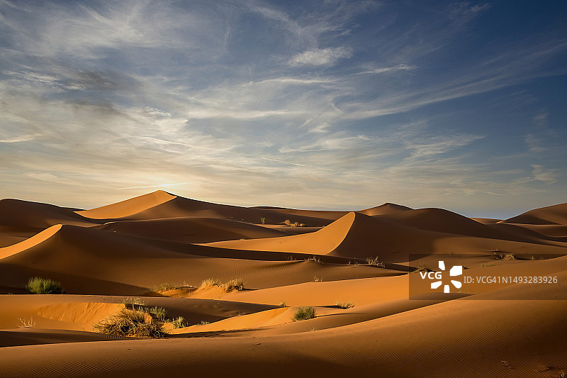 中国自然风光：山脉、河流、蓝天白云图片素材