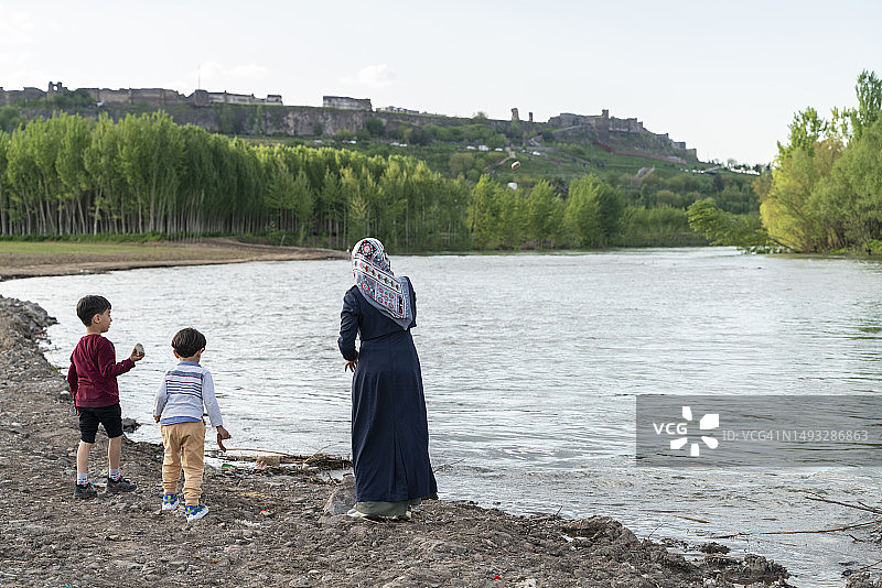 兄妹在底格里斯河畔玩耍图片素材