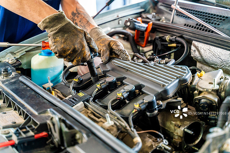 专业修理工在车库修理汽车发动机图片素材