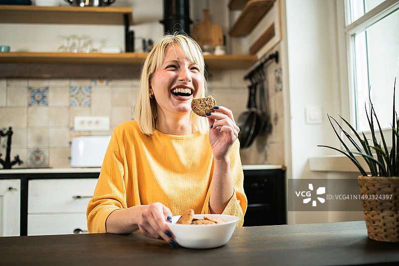 吃饼干玩耍的漂亮女孩肖像图片素材
