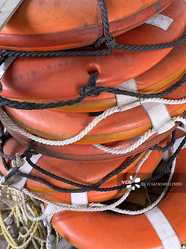 一叠霓虹橙色救生衣漂浮装置图片素材