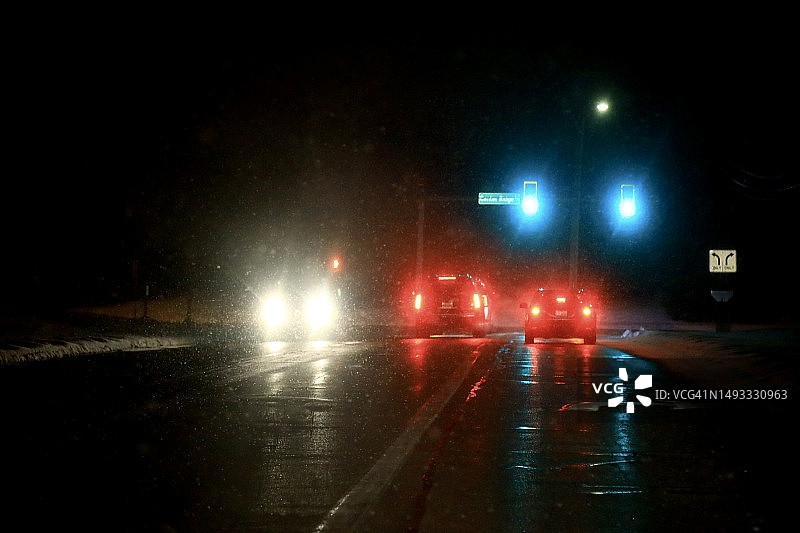 黑暗十字路口的车灯图片素材