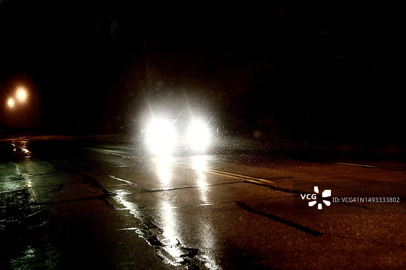 道路上的明亮车头灯图片素材